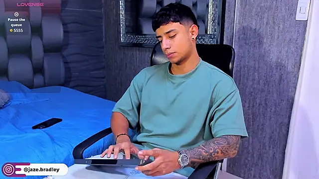 Snapshot of jaze_bradley chatting on October 3, 11:29 am jaze bradley online show from October 3, 11:29 am