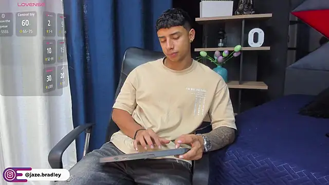 Snapshot of jaze_bradley chatting on October 31, 11:33 am jaze bradley online show from October 31, 11:33 am