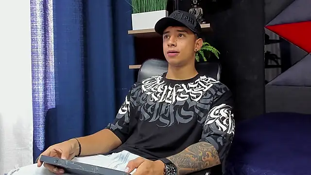 Snapshot of jaze_bradley chatting on November 22, 5:12 pm jaze bradley online show from November 22, 5:12 pm