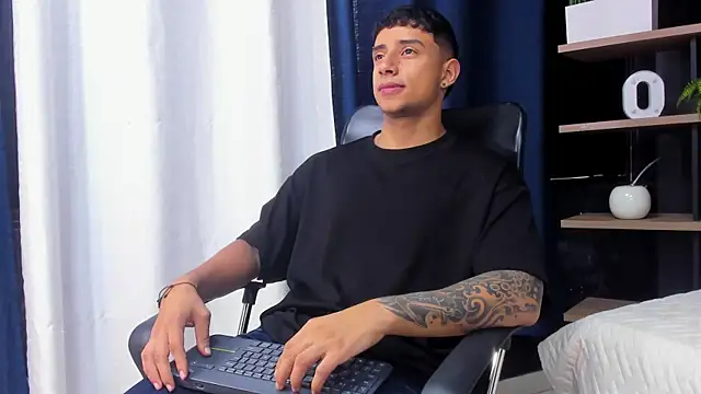 Snapshot of jaze_bradley chatting on November 28, 11:35 am jaze bradley online show from November 28, 11:35 am