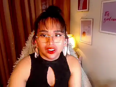 Snapshot of urmidnightcravingsxx chatting on April 9, 12:43 am urmidnightcravingsxx online show from April 9, 12:43 am