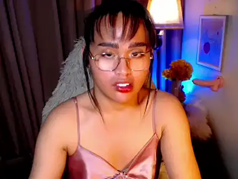 Snapshot of urmidnightcravingsxx chatting on April 26, 9:45 pm urmidnightcravingsxx online show from April 26, 9:45 pm