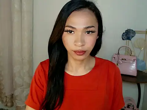 Snapshot of Annaloula chatting on November 19, 1:33 pm Annaloula online show from November 19, 1:33 pm