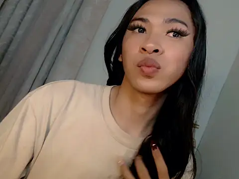 Snapshot of Annaloula chatting on December 14, 1:49 pm Annaloula online show from December 14, 1:49 pm