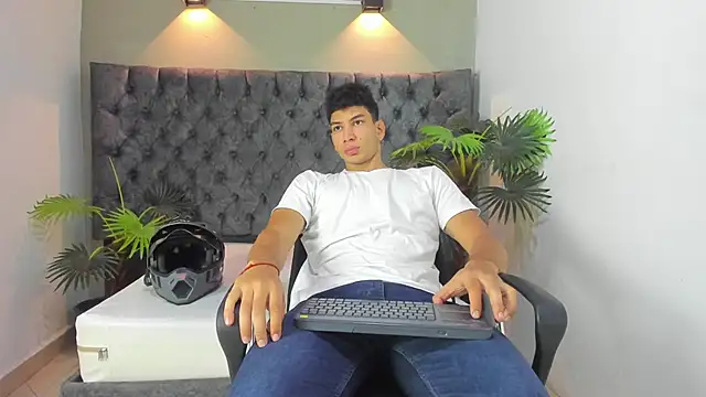 Snapshot of ALAN_REDINGER chatting on September 15, 1:00 pm ALAN REDINGER online show from September 15, 1:00 pm