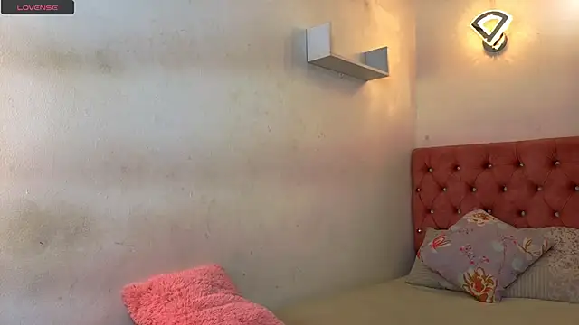 Snapshot of Kyra_Honey chatting on November 8, 5:34 pm Kyra Honey online show from November 8, 5:34 pm