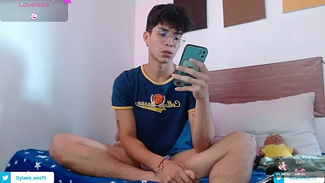 Snapshot of Dylann_west chatting on November 28, 6:32 pm Dylann west online show from November 28, 6:32 pm