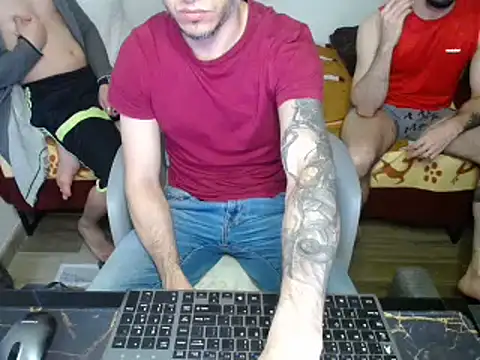 Snapshot of bossking017 chatting on February 1, 7:13 pm bossking017 online show from February 1, 7:13 pm