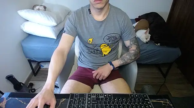 Snapshot of bossking017 chatting on February 6, 2:04 pm bossking017 online show from February 6, 2:04 pm