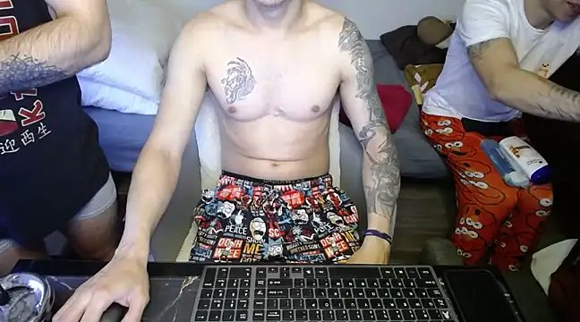 Snapshot of bossking017 chatting on February 8, 12:17 pm bossking017 online show from February 8, 12:17 pm