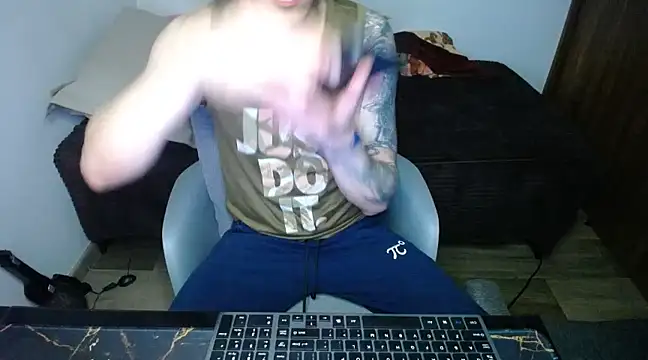 Snapshot of bossking017 chatting on February 28, 1:05 am bossking017 online show from February 28, 1:05 am