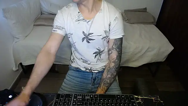 Snapshot of bossking017 chatting on February 18, 7:32 pm bossking017 online show from February 18, 7:32 pm