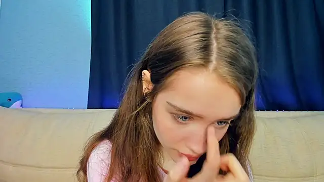 lovelyalivia online show from May 6, 8:30 am