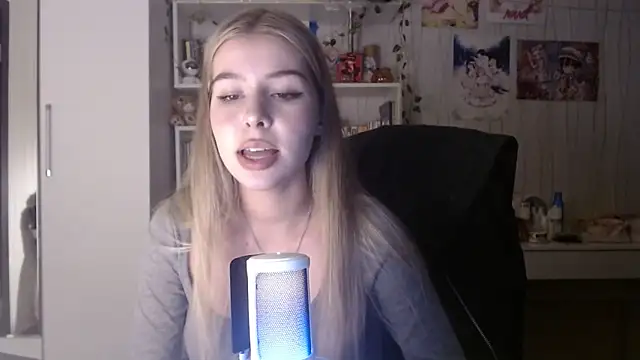 Snapshot of Panzee1 chatting on October 3, 7:44 pm Panzee1 online show from October 3, 7:44 pm