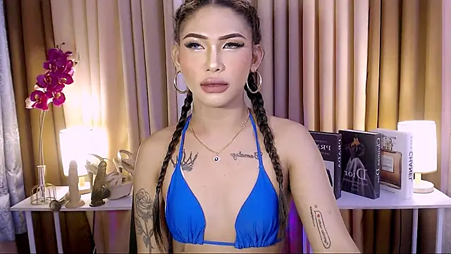 Snapshot of Megan_sativa chatting on October 6, 3:59 am Megan sativa online show from October 6, 3:59 am