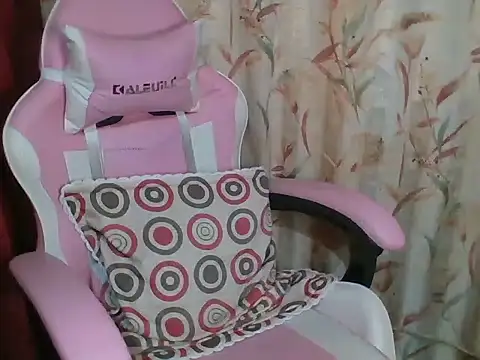 Snapshot of petite_sexy21 chatting on March 13, 1:56 am petite sexy21 online show from March 13, 1:56 am