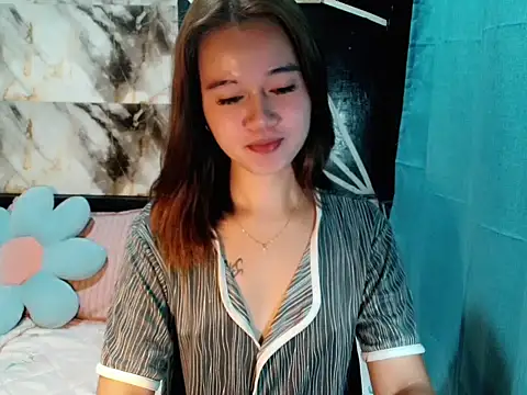 Snapshot of urgirl_mikah chatting on December 3, 4:42 am urgirl mikah online show from December 3, 4:42 am