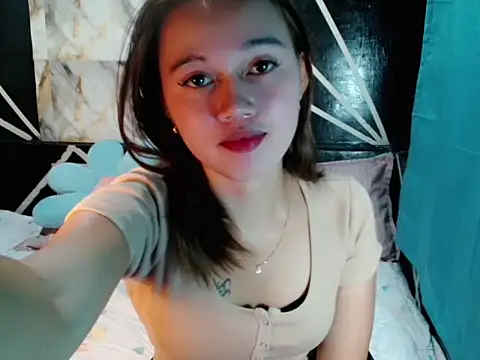 Snapshot of urgirl_mikah chatting on December 4, 5:17 am urgirl mikah online show from December 4, 5:17 am