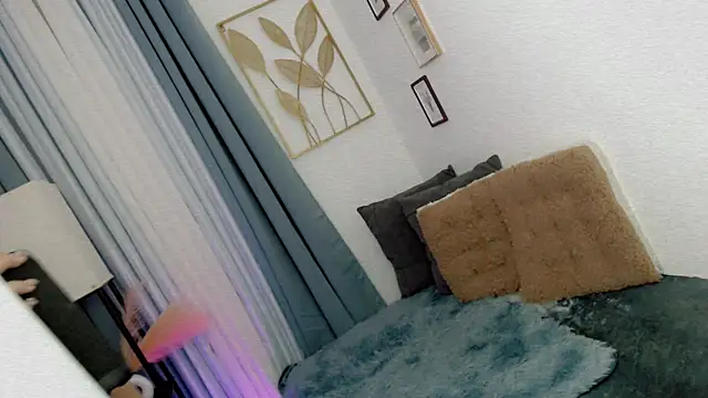 PrettyBlythes TS online show from April 8, 2:50 pm