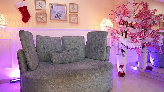 Snapshot of NicoleCrawft chatting on December 5, 7:10 pm NicoleCrawft online show from December 5, 7:10 pm