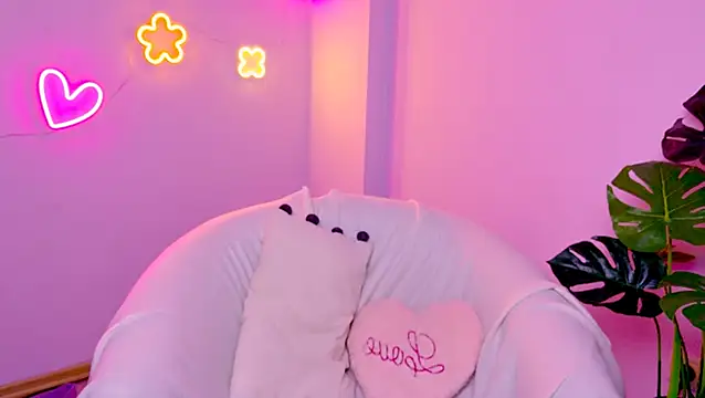 Snapshot of CindySparkl chatting on December 5, 3:37 am CindySparkl online show from December 5, 3:37 am