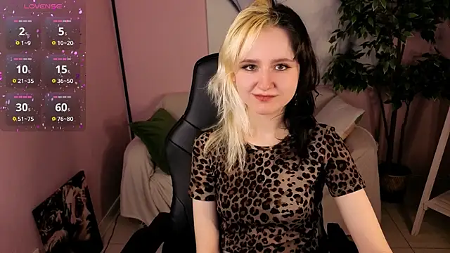 girl next doorr online show from March 29, 1:11 pm