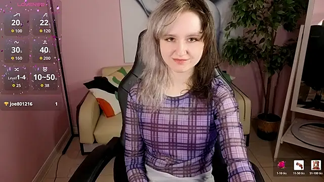 Snapshot of girl_next_doorr chatting on June 7, 12:53 pm girl next doorr online show from June 7, 12:53 pm