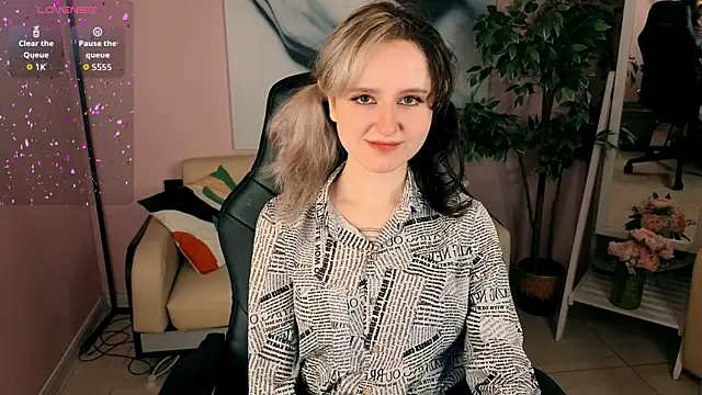 Snapshot of girl_next_doorr chatting on June 21, 1:13 pm girl next doorr online show from June 21, 1:13 pm