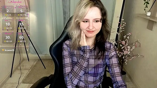 Snapshot of girl_next_doorr chatting on June 28, 1:17 pm girl next doorr online show from June 28, 1:17 pm
