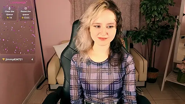 Snapshot of girl_next_doorr chatting on July 4, 12:55 pm girl next doorr online show from July 4, 12:55 pm