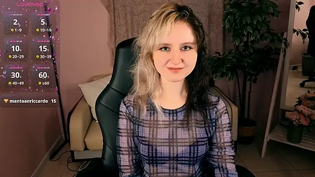 Snapshot of girl_next_doorr chatting on July 5, 1:18 pm girl next doorr online show from July 5, 1:18 pm