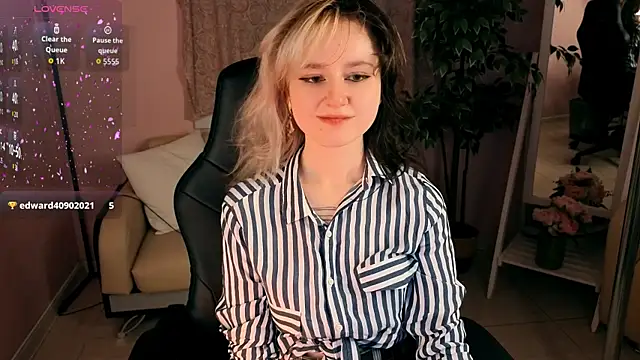 Snapshot of girl_next_doorr chatting on July 10, 1:25 pm girl next doorr online show from July 10, 1:25 pm