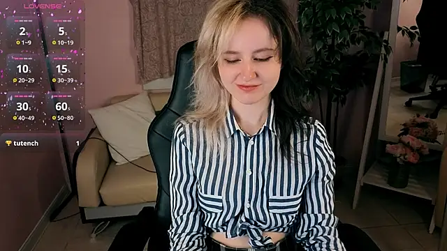 Snapshot of girl_next_doorr chatting on July 18, 1:15 pm girl next doorr online show from July 18, 1:15 pm