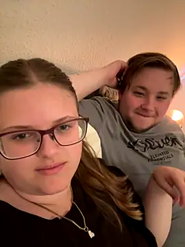 Snapshot of CurvyPaar2 chatting on September 19, 4:07 pm CurvyPaar2 online show from September 19, 4:07 pm