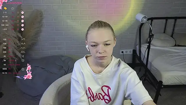 Snapshot of MillaHolt chatting on September 17, 8:27 am MillaHolt online show from September 17, 8:27 am