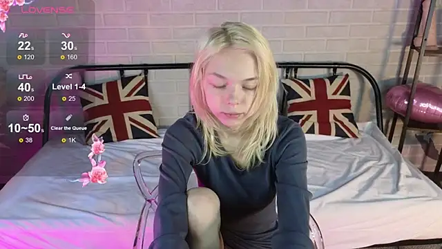 Snapshot of MillaHolt chatting on October 14, 8:37 am MillaHolt online show from October 14, 8:37 am