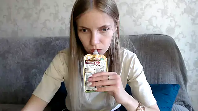 HitGyrl online show from October 18, 8:04 am