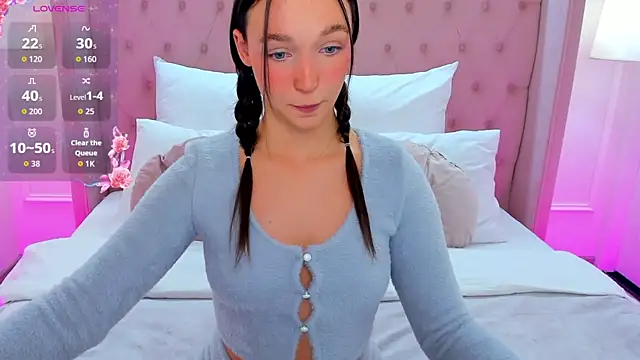 LuisaVee online show from December 5, 8:38 pm