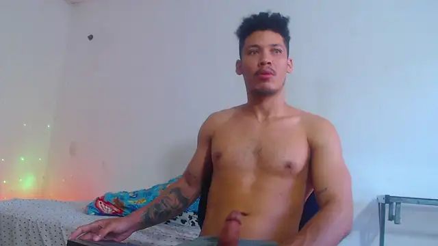 Snapshot of RuiMaddoox chatting on December 19, 12:45 pm RuiMaddoox online show from December 19, 12:45 pm