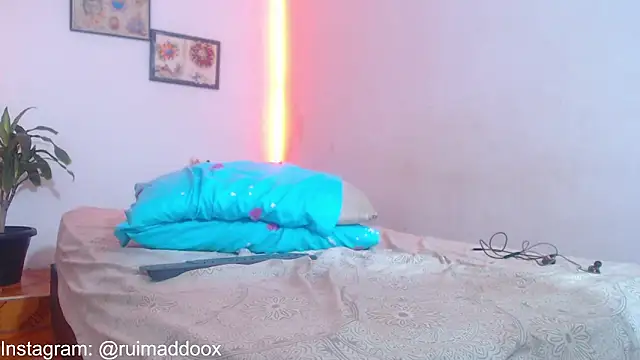 Snapshot of RuiMaddoox chatting on February 6, 12:08 pm RuiMaddoox online show from February 6, 12:08 pm