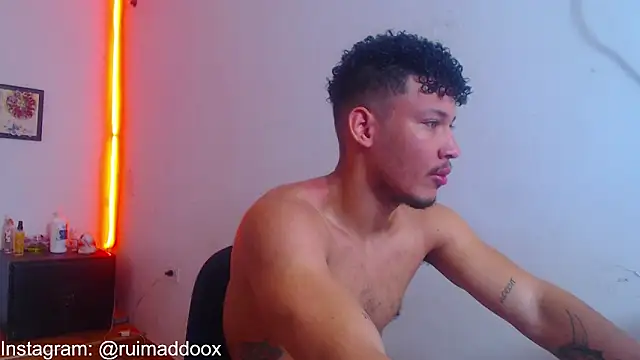 Snapshot of RuiMaddoox chatting on February 9, 11:47 am RuiMaddoox online show from February 9, 11:47 am