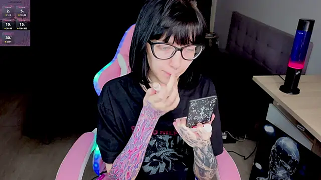 Snapshot of HazelTompson chatting on April 16, 1:01 pm HazelTompson online show from April 16, 1:01 pm