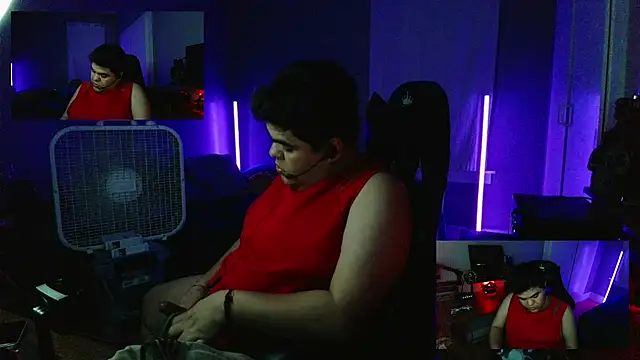 Snapshot of perversus12 chatting on August 3, 2:21 am perversus12 online show from August 3, 2:21 am