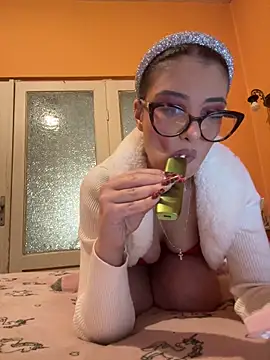 Snapshot of Larra69 chatting on February 11, 6:35 pm Larra69 online show from February 11, 6:35 pm