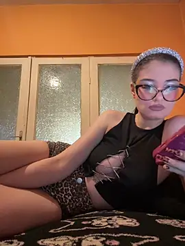 Snapshot of Larra69 chatting on February 18, 6:04 pm Larra69 online show from February 18, 6:04 pm