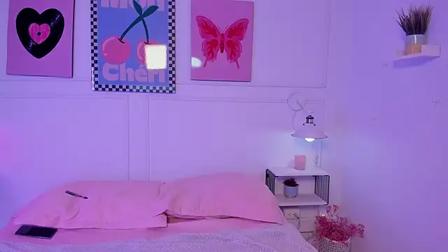 Zoe Lynch  online show from April 3, 12:25 pm