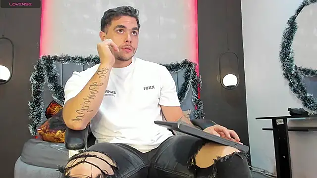 Liam walk  online show from December 4, 11:24 pm