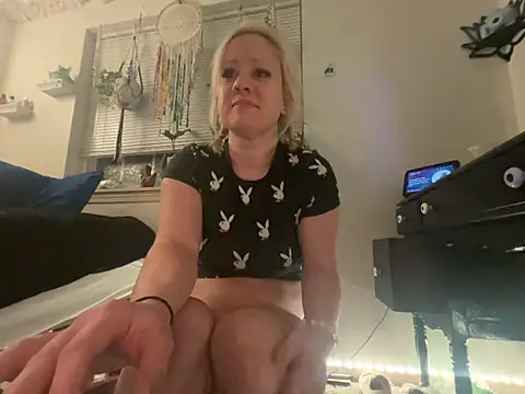 Snapshot of prettylilandrea chatting on March 26, 7:36 am prettylilandrea online show from March 26, 7:36 am