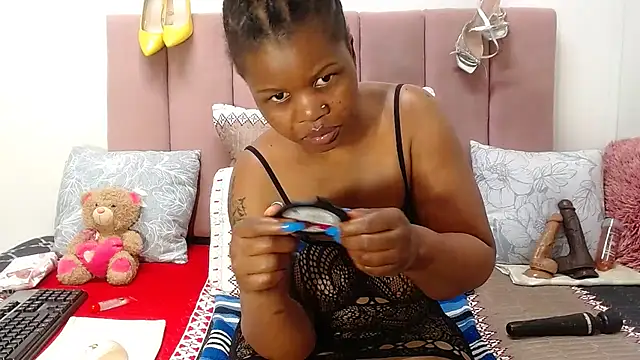 RoundaAssx22 online show from November 24, 1:00 pm