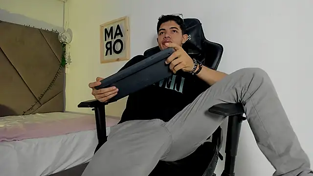 Snapshot of andrew_colleman chatting on December 22, 7:33 pm andrew colleman online show from December 22, 7:33 pm